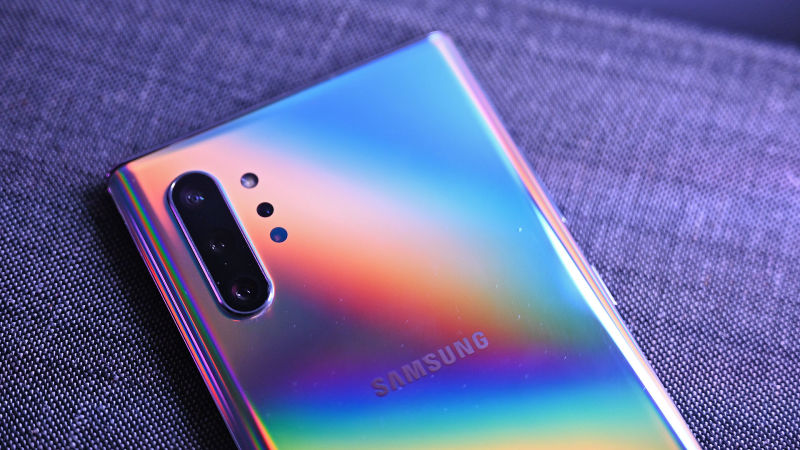 En la parte trasera, el Note 10+ tiene 4 cámaras: una cámara principal, un teleobjetivo, una ultra gran angular y una cámara TOFFoto: Sam Rutherford (Gizmodo)